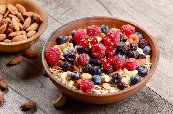Oatmeal with berries and nuts (Pinterest)