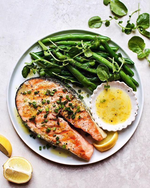 Grilled salmon with lemon and vegetables (Pinterest)