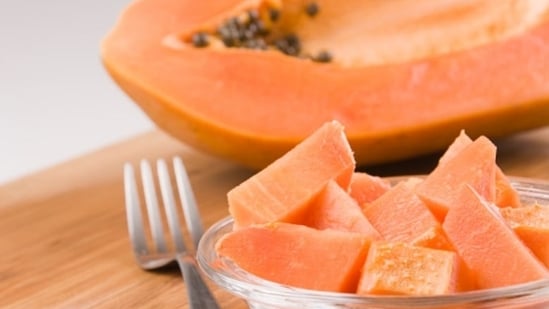 2. Papaya: Eating papaya on an empty stomach helps digestion, reduces bloating and provides a good dose of vitamin C and antioxidants.  (unsplash)